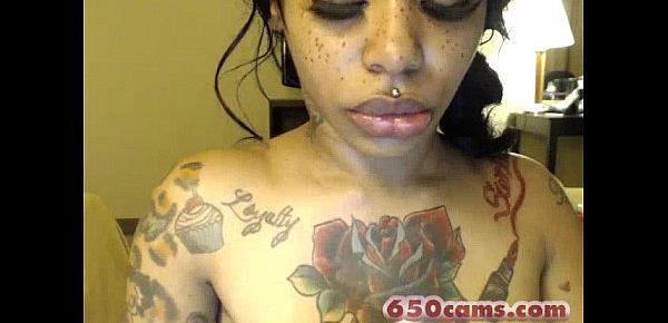  Creamy exotica black girl wiggles in webcam